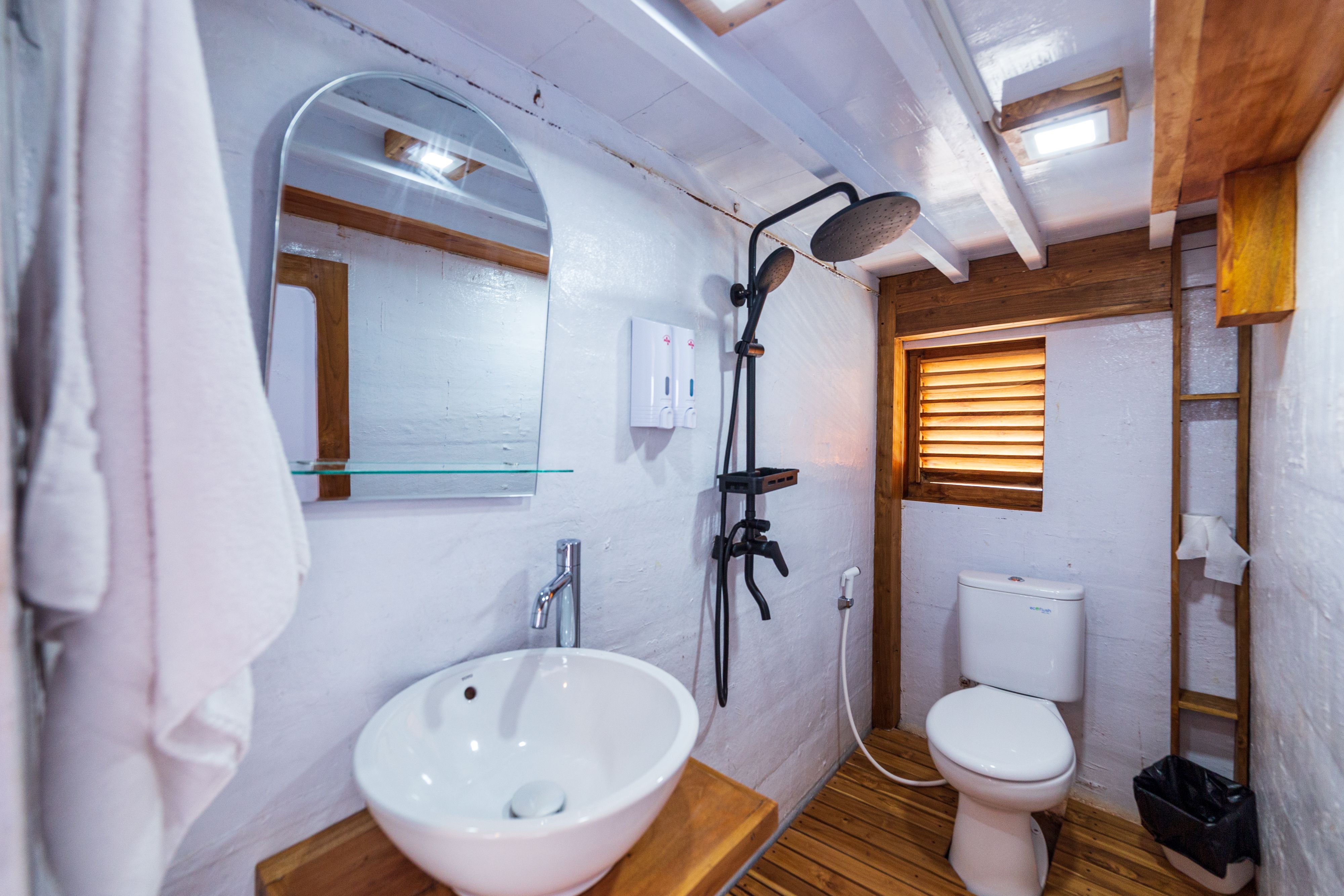 Pemandangan laut dari Family Cabin